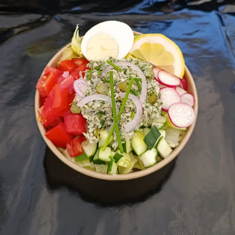 salade composée de poulpe ou de poisson à cannes.